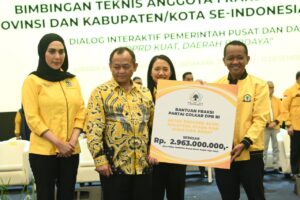 Ketua Umum Partai Golkar, dalam acara Bimtek berdonasi untuk bencana di Sumatra.