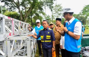 Menteri Energi dan Sumber Daya Mineral Bahlil Lahadalia meninjau langsung kondisi korban banjir dan longsor di Kabupaten Tapanuli Tengah dan Kota Sibolga