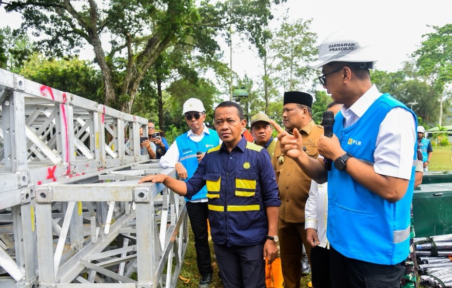 Menteri Energi dan Sumber Daya Mineral Bahlil Lahadalia meninjau langsung kondisi korban banjir dan longsor di Kabupaten Tapanuli Tengah dan Kota Sibolga