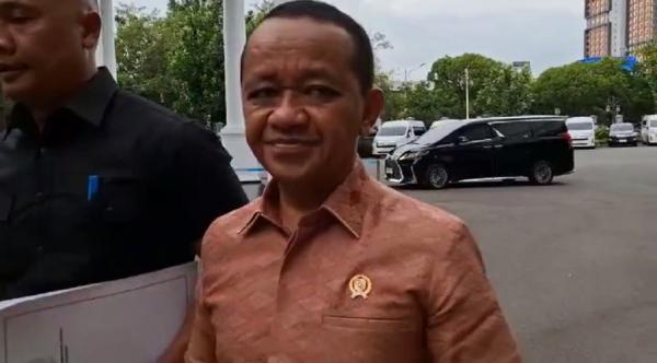 Menteri ESDM Bahlil Lahadalia mengizinkan masyarakat Aceh, Sumatera Utara (Sumut) dan Sumatera Barat (Sumbar) membeli BBM Pertamina tanpa barcode.