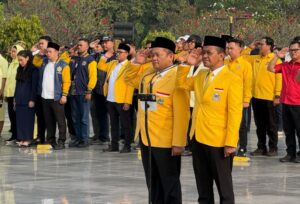 Sekjeeen Golkar, Muhamad Sarmuji dan Ketum Golkar, Bahlil Lahadalia (kanan).