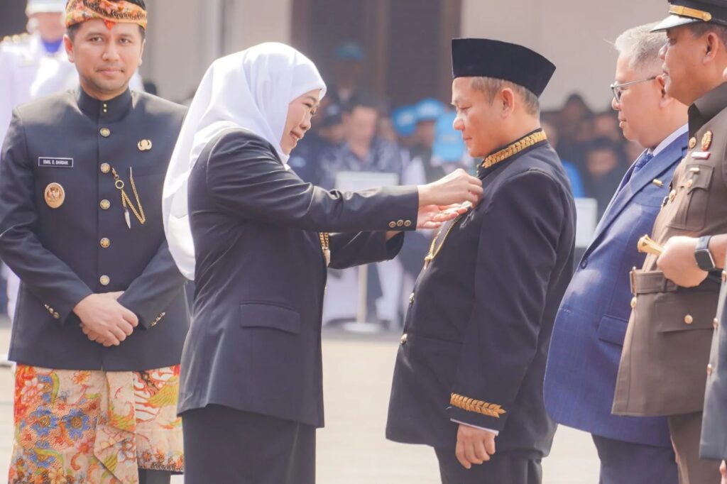 Menteri Perindustrian Muhammad Sarmuji menerima Lencana Jer Basuki Mawa Beya kategori emas dalam peringatan Hari Jadi ke-81 Provinsi Jawa Timur