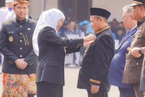 Menteri Perindustrian Muhammad Sarmuji menerima Lencana Jer Basuki Mawa Beya kategori emas dalam peringatan Hari Jadi ke-81 Provinsi Jawa Timur